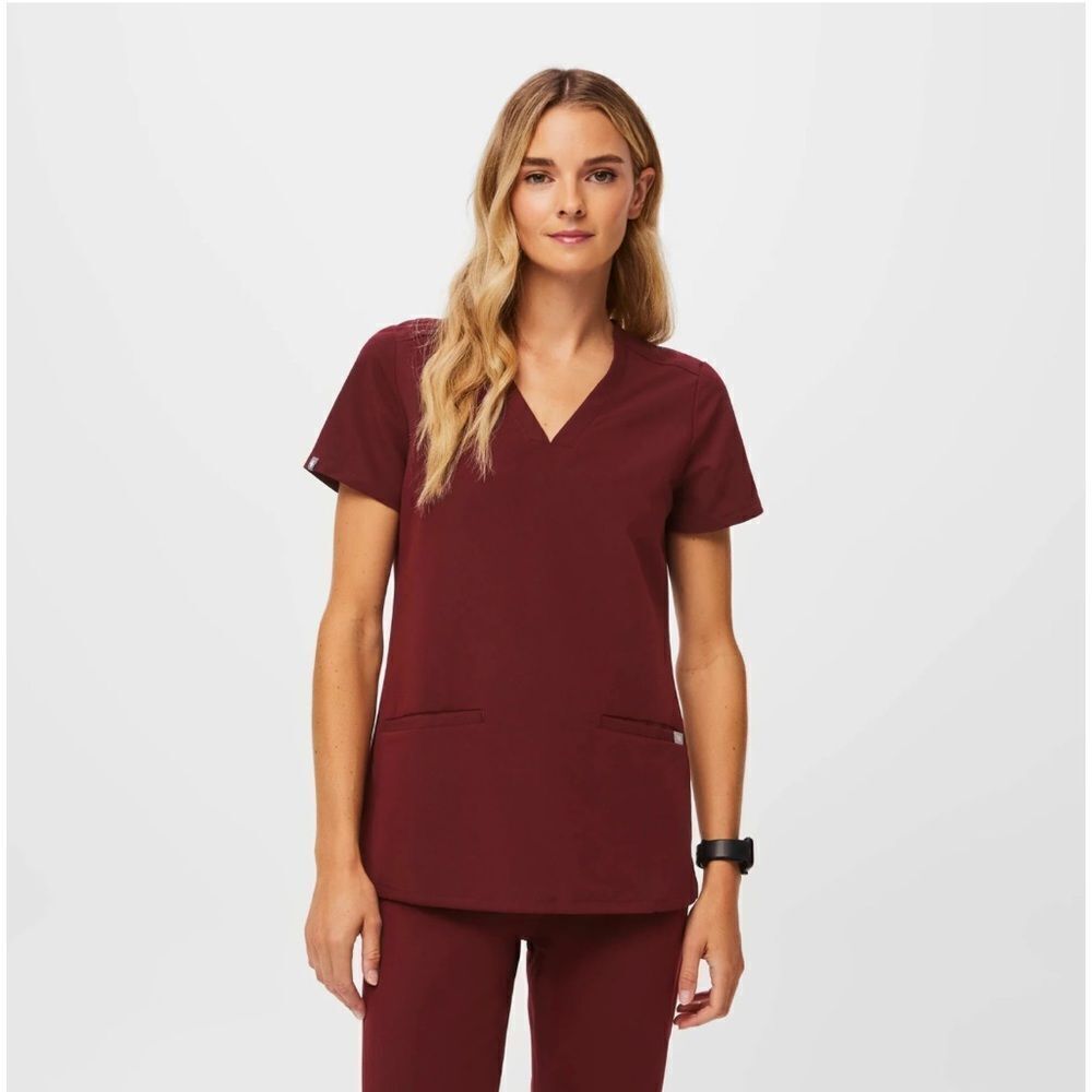 EXCELLENT CONDITION CASMA BURGUNDY 3-POCKET FIGS SCRUB TOP V-NECK SIZE MEDIUM